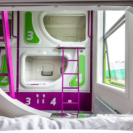 주시 스누즈 크라이스트처치 외부 사진 Interior of a capsule hotel