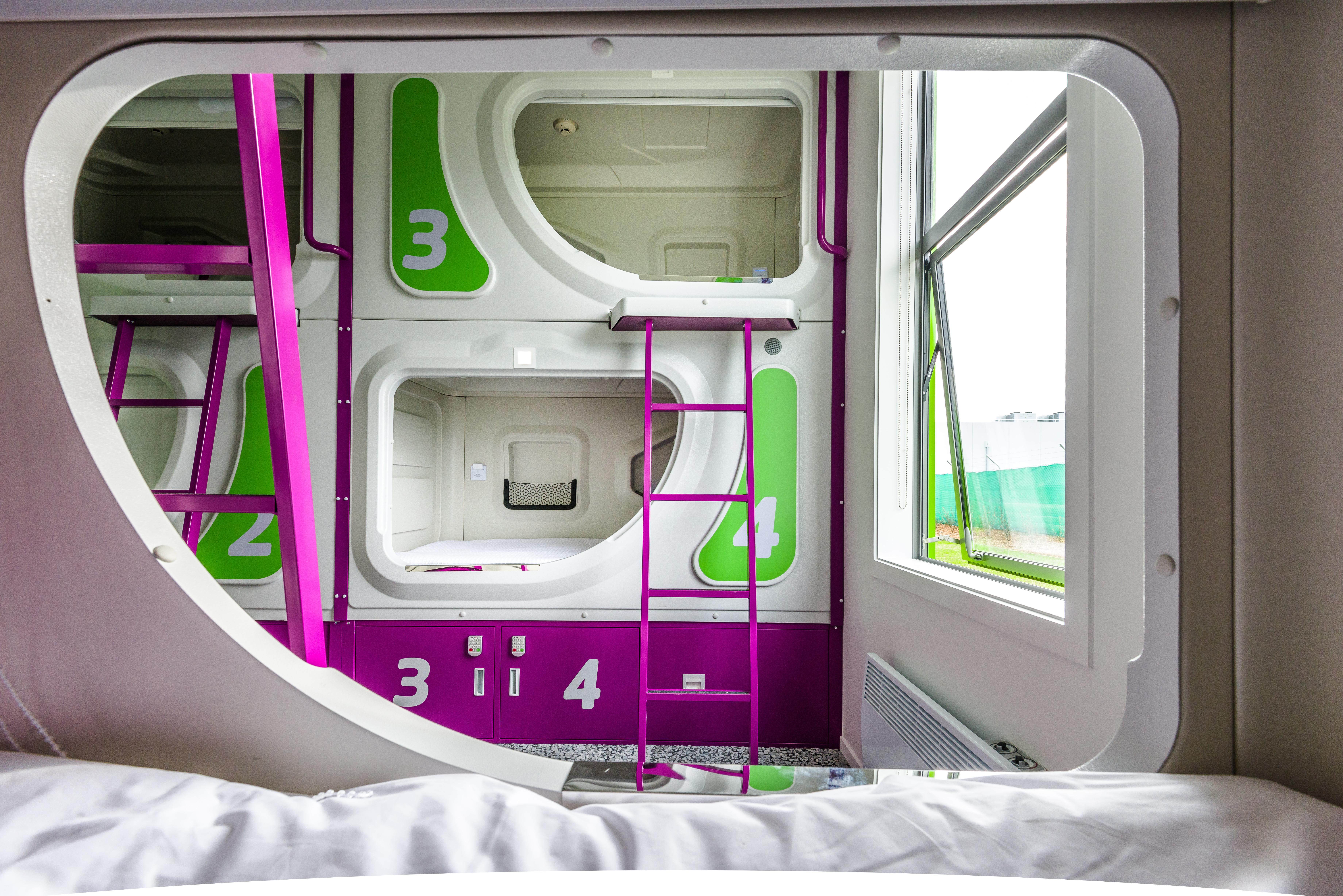 주시 스누즈 크라이스트처치 외부 사진 Interior of a capsule hotel