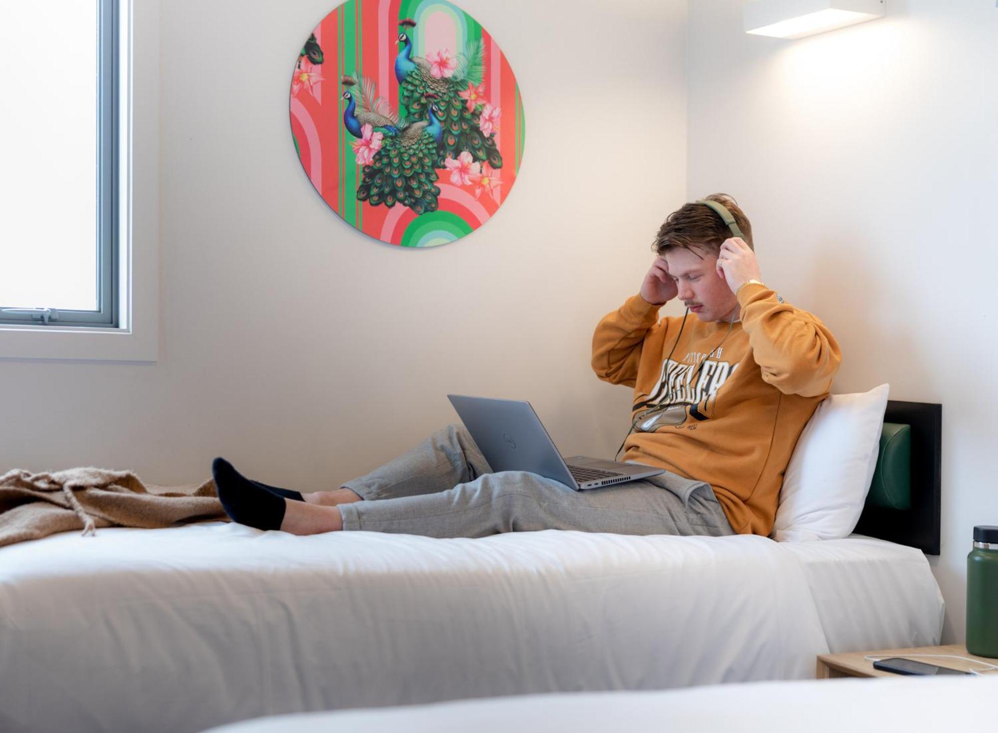주시 스누즈 크라이스트처치 외부 사진 A student in a bedroom at the University of Tasmania's New College
