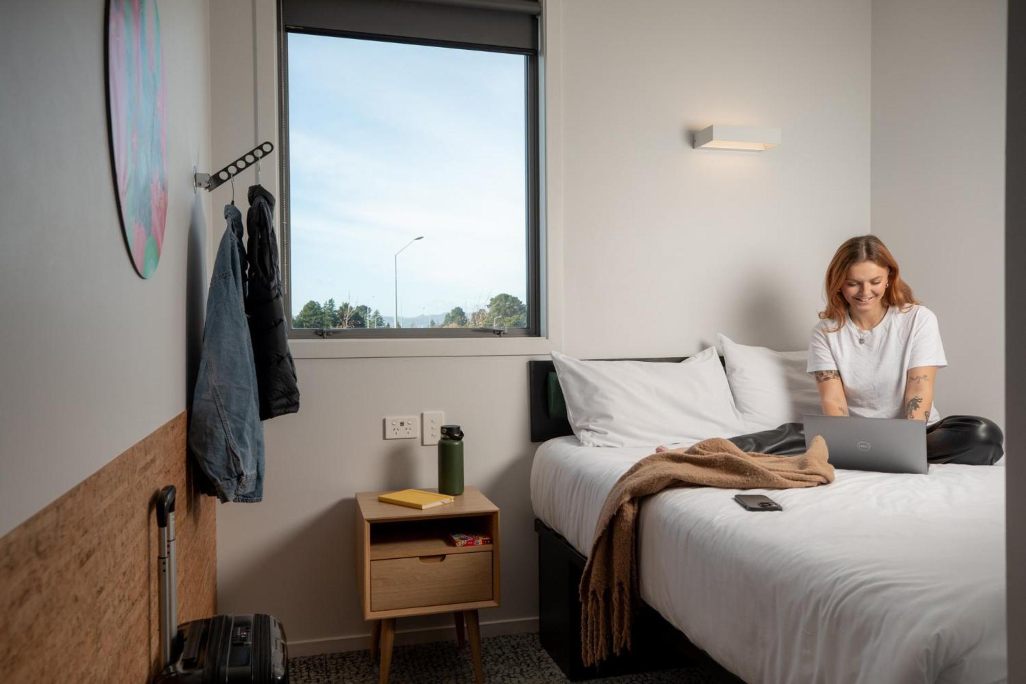 주시 스누즈 크라이스트처치 외부 사진 A student in a bedroom at the University of Tasmania's New College