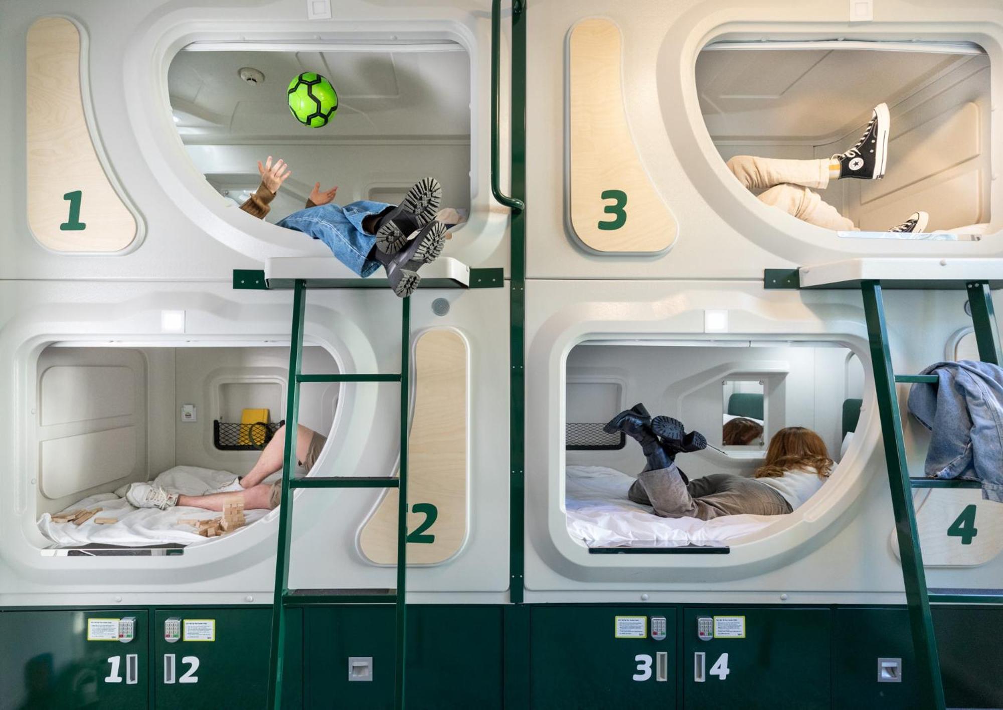주시 스누즈 크라이스트처치 외부 사진 Capsule hotel in Tokyo