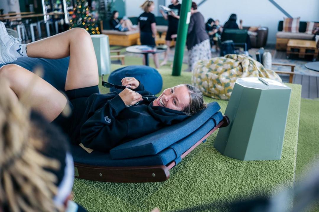 주시 스누즈 크라이스트처치 외부 사진 A student relaxing in the library